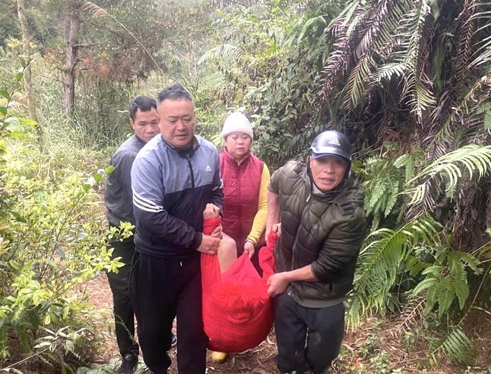 Lực lượng chức năng hỗ trợ đưa công dân bị lạc trong rừng đi cấp cứu.
