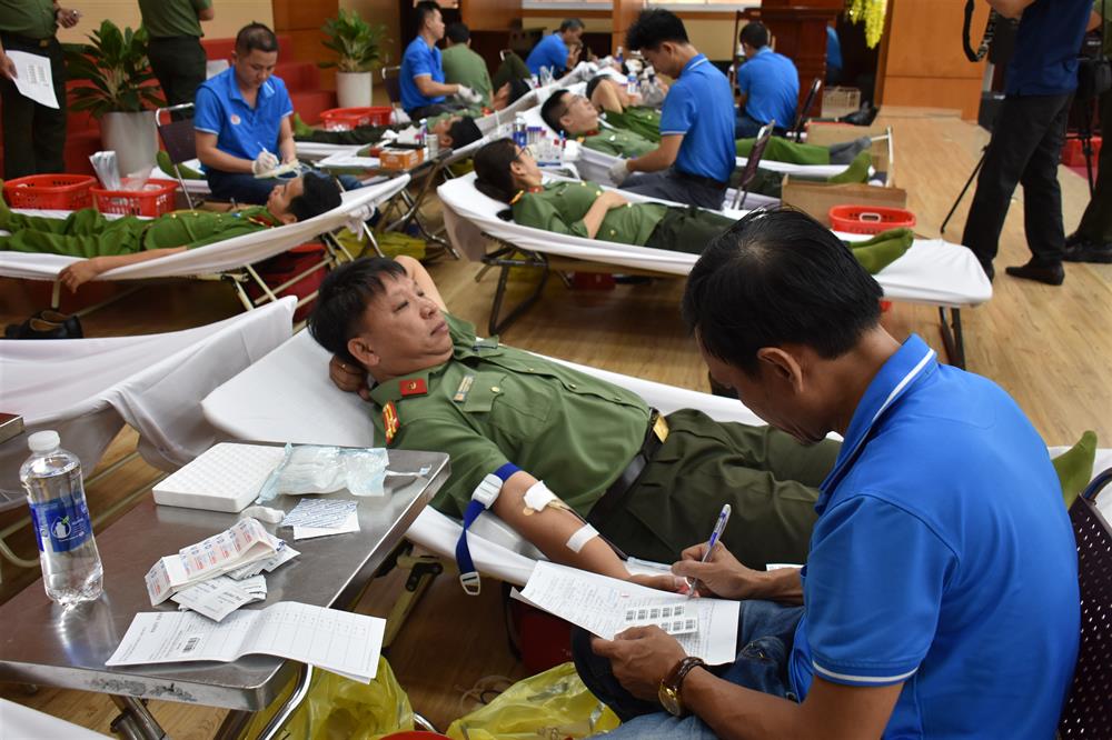 chương trình Hiến máu tình nguyện đợt 1 năm 2025 với chủ đề: “Giọt máu nghĩa tình vì đồng đội thân yêu”, thu hút hàng trăm cán bộ, chiến sĩ, đoàn viên, thanh niên Công an tỉnh và Lực lượng tham gia bảo vệ ANTT ở cơ sở tình nguyện hiến máu.