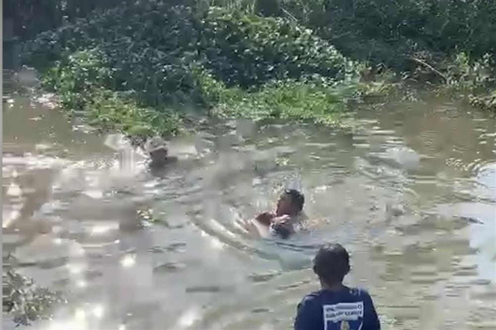 Anh Võ Toán cứu cháu bé dưới sông.