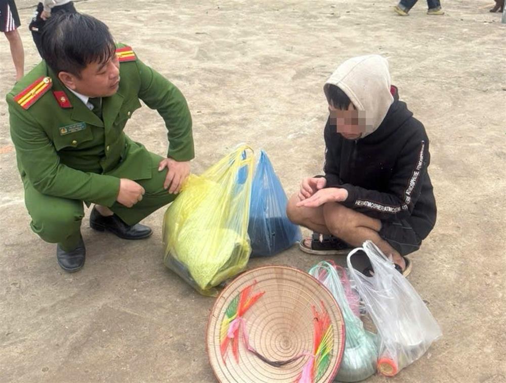 2. Cán bộ Công an xã Minh Thanh động viên, cố gắng khai thác thông tin về thân nhân từ anh V.V.K