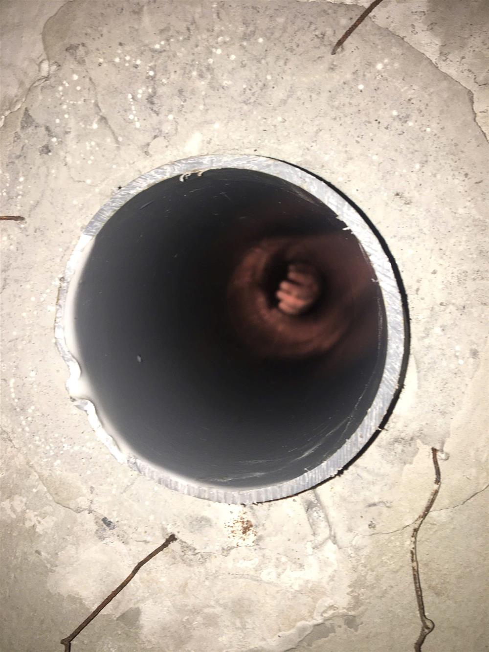 Cánh tay của cháu bé bị mắc kẹt bên trong đường ống hút nước.