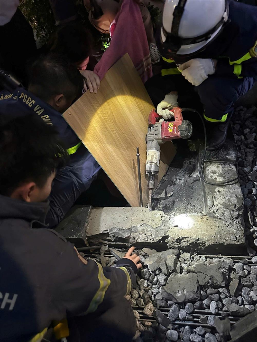 Lực lượng Cảnh sát Phòng cháy, chữa cháy và cứu nạn, cứu hộ triển khai công tác cứu nạn tại hiện trường.