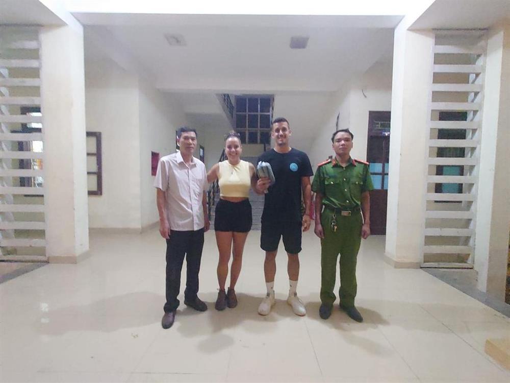 Lực lượng Công an thị trấn Phong Nha, huyện Bố Trạch, tỉnh Quảng Bình đã tìm và trao trả lại tài sản cho hai du khách nước ngoài đánh rơi.