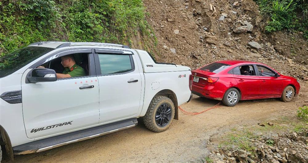 Trung tá Lường Hải Vinh, Phó Trưởng Công an xã Kim Bon sử dụng xe ôtô cá nhân để thực hiện công tác cứu hộ.