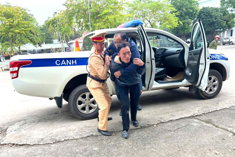 Cảnh sát giao thông dùng xe chuyên dụng kịp thời đưa người gặp nạn đến bệnh viện cấp cứu.