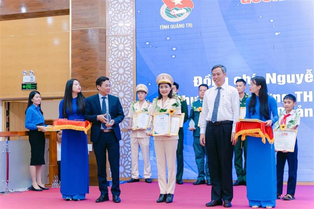 Đại úy Tưởng Thị Như Quỳnh nhận giải thưởng Gương mặt tiêu biểu năm 2023.