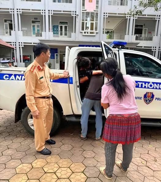Đội Cảnh sát giao thông đường bộ số 2, Phòng Cảnh sát giao thông, Công an tỉnh Yên Bái sử dụng phương tiên tuần tra đưa sản phụ đến Trung tâm y tế an toàn.