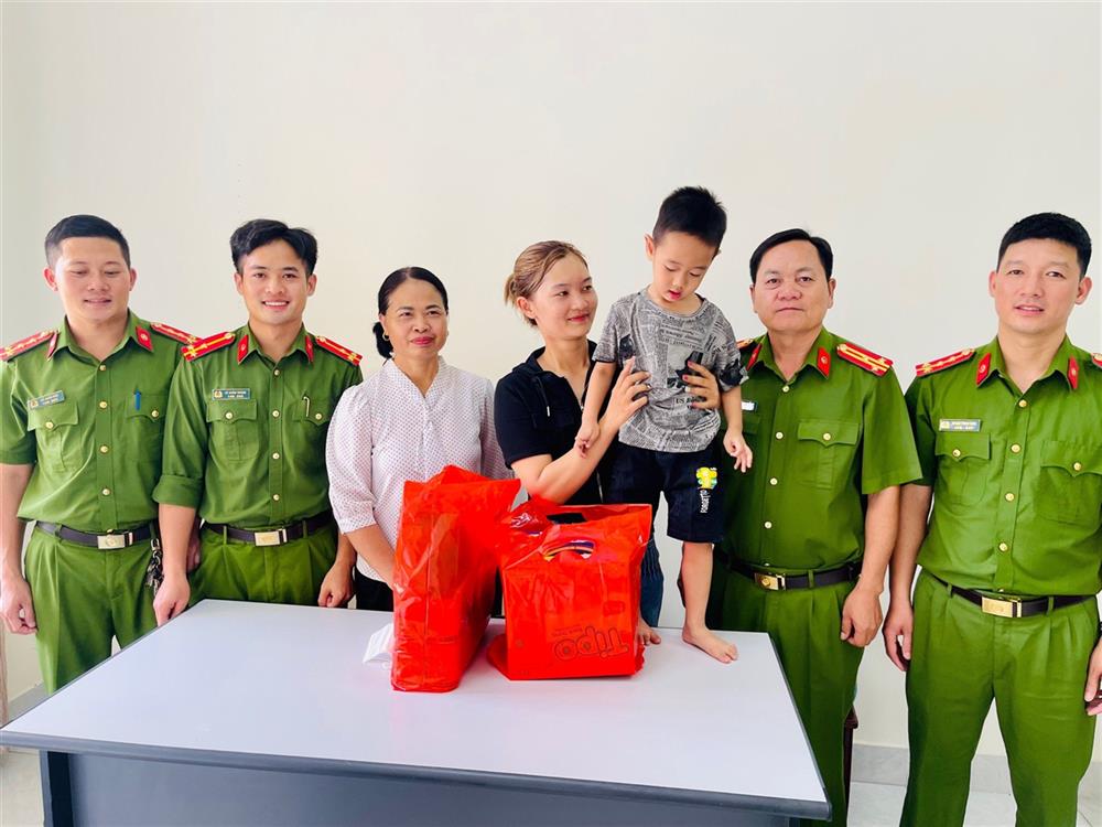 Gia đình cháu Lê Bảo Long đến cảm ơn Đại úy Phạm Tùng Sơn và Thượng úy Lò Xuân Thành cùng Công an huyện Than Uyên.