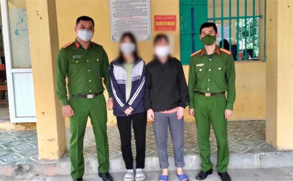 Công an xã An Bình, Nam Sách (Hải Dương) bàn giao cháu H (đứng thứ 2 từ trái sang) cho gia đình chị Y.