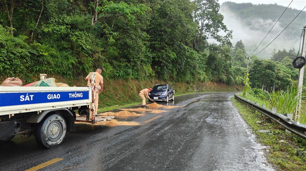 Lực lượng Cảnh sát giao thông xử lý vết dầu loang rất nguy hiểm cho các phương tiện tham gia giao thông.