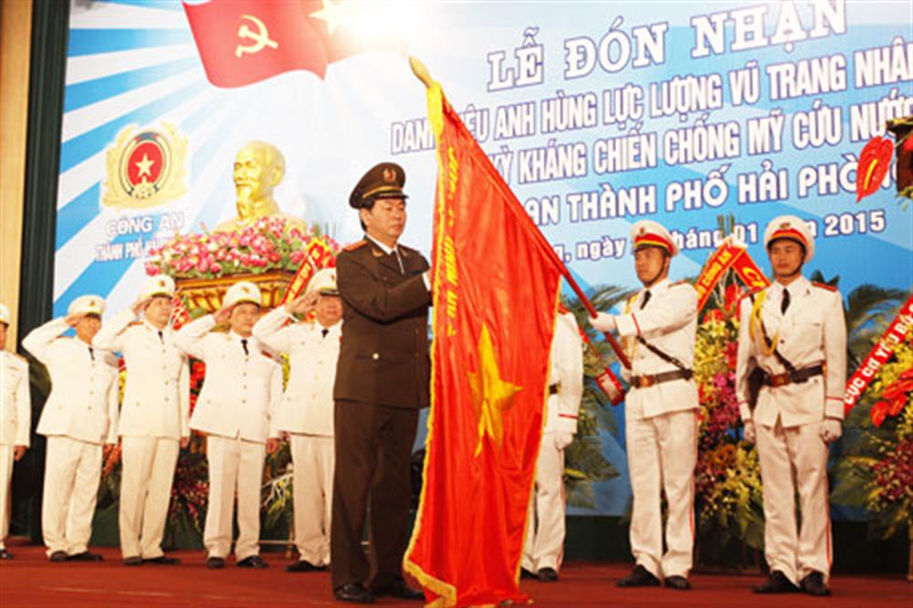 Cố Đại tướng Trần Đại Quang, nguyên Ủy viên Bộ Chính trị, Bộ trưởng Bộ Công an, nguyên Chủ tịch nước trao tặng danh hiệu Anh hùng Lực lượng vũ trang nhân dân thời kỳ kháng chiến chống Mỹ cứu nước cho Công an TP Hải Phòng.