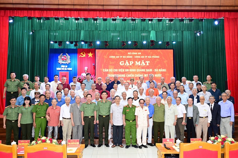 Lãnh đạo Công an TP Hải Phòng và lãnh đạo Công an TP Đà Nẵng gặp mặt, tri ân cán bộ Công an TP Hải Phòng và Công an tỉnh Thái Bình chi viện cho chiến trường Quảng Đà, nhân kỷ niệm 50 năm giải phóng TP Đà Nẵng (29/3/1975 - 29/3/2025) và 50 kỷ niệm giải phóng miền Nam (30/4/1975 - 30/4/2025).