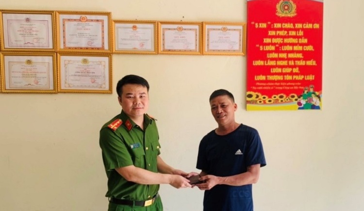 Đại úy Nguyễn Văn Hạ trả lại tài sản cho người bị mất.