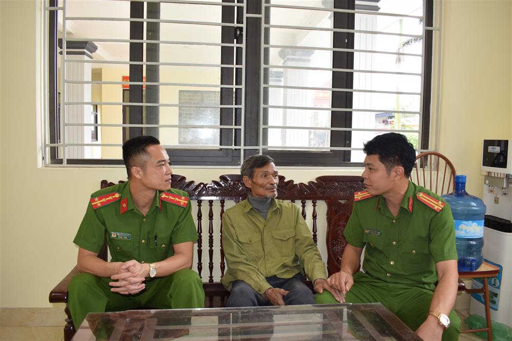 Lực lượng Công an xã cùng với người dân hỗ trợ thức ăn và quần áo; phối hợp tìm kiếm thông tin cư trú của ông Thịnh.