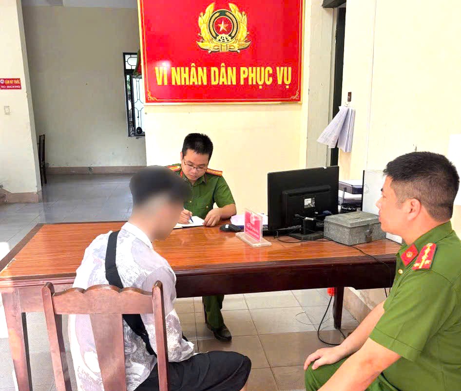 Lực lượng Công an phối hợp quần chúng nhân dân nhanh chóng tìm kiếm, cứu sống nạn nhân bị rơi xuống sông.