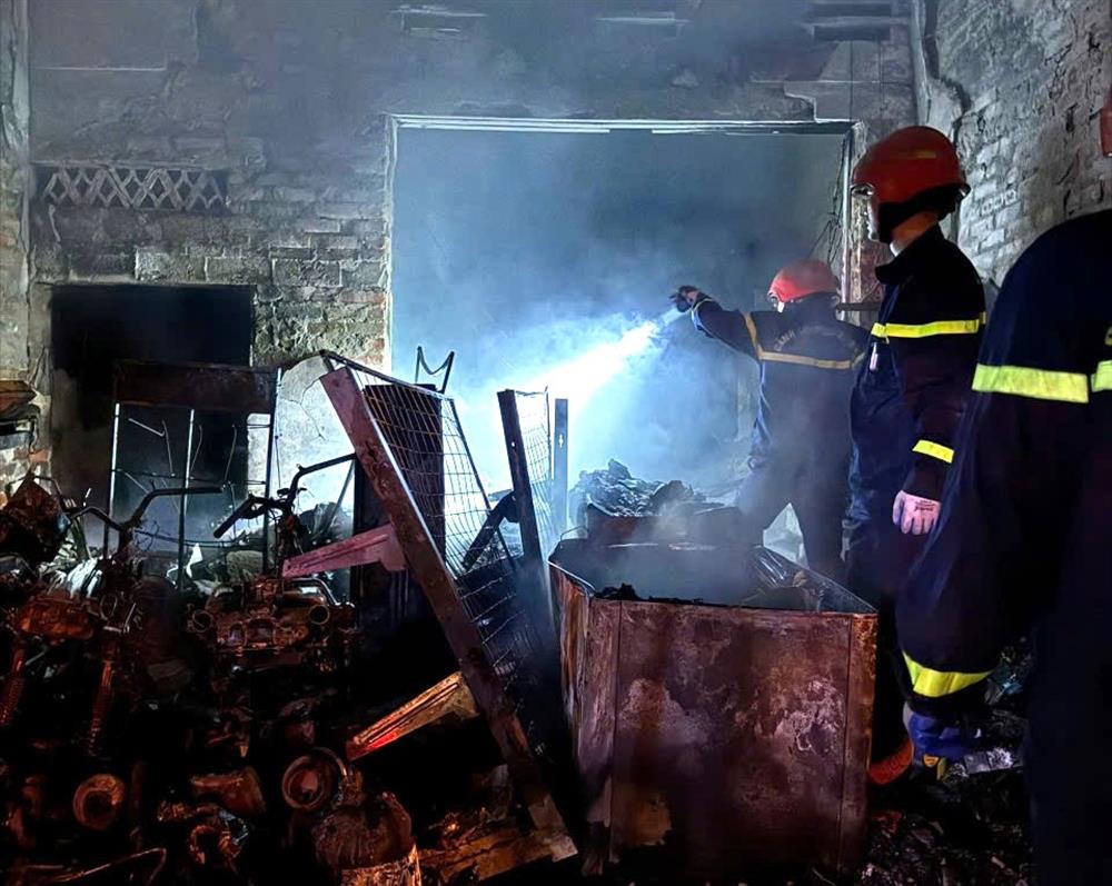 Lực lượng Cảnh sát phòng cháy, chữa cháy và cứu nạn, cứu hộ khám nghiệm điều tra nguyên nhân vụ cháy.