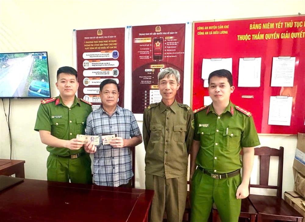 Công an xã Điêu Lương trao trả tài sản cho anh Hà Văn Hiệp.
