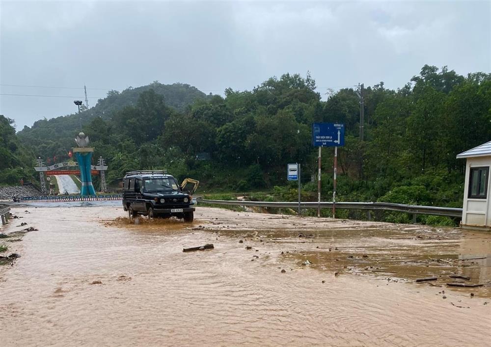 Mưa lũ kéo dài nhiều đoạn đường di chuyển khó khăn.