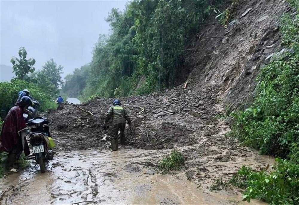 Sạt lở tại tuyến đường Quốc lộ 279D trong ngày 11/8.
