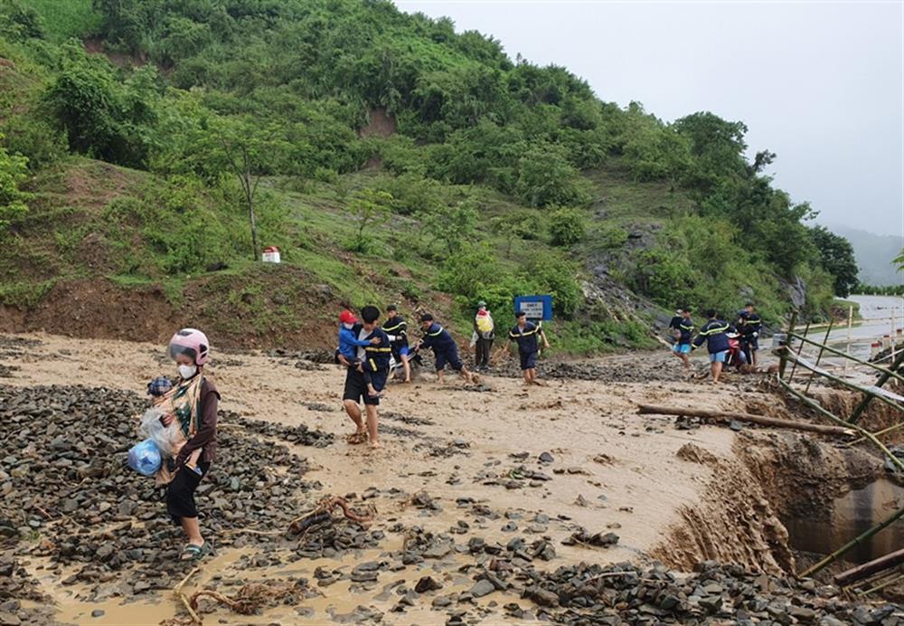 Cán bộ, chiến sỹ Công an tỉnh Sơn La tích cực hỗ trợ người dân trong mưa lũ.