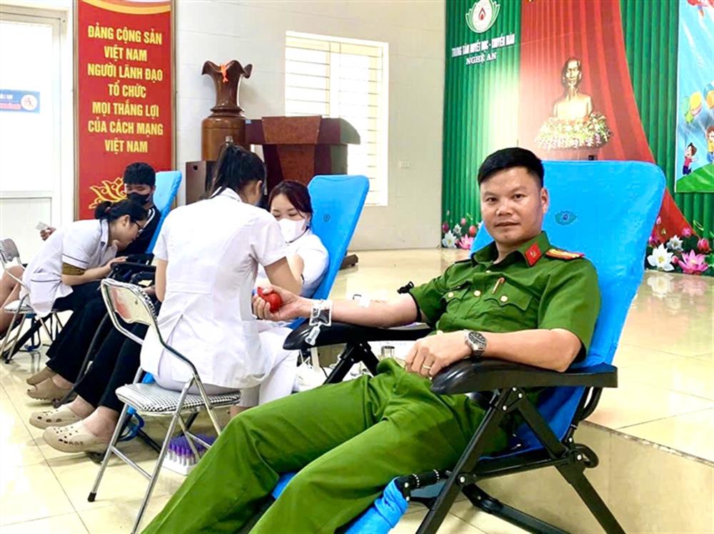 Thiếu tá Đồng Xuân Trà, Phó Trưởng Công an xã Cổ Đạm đã kịp thời có mặt tại bệnh viện để hiến 350ml máu, để góp phần giúp bệnh nhân qua cơn nguy kịch.