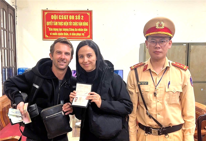 02 du khách vui mừng nhận lại tài sản.