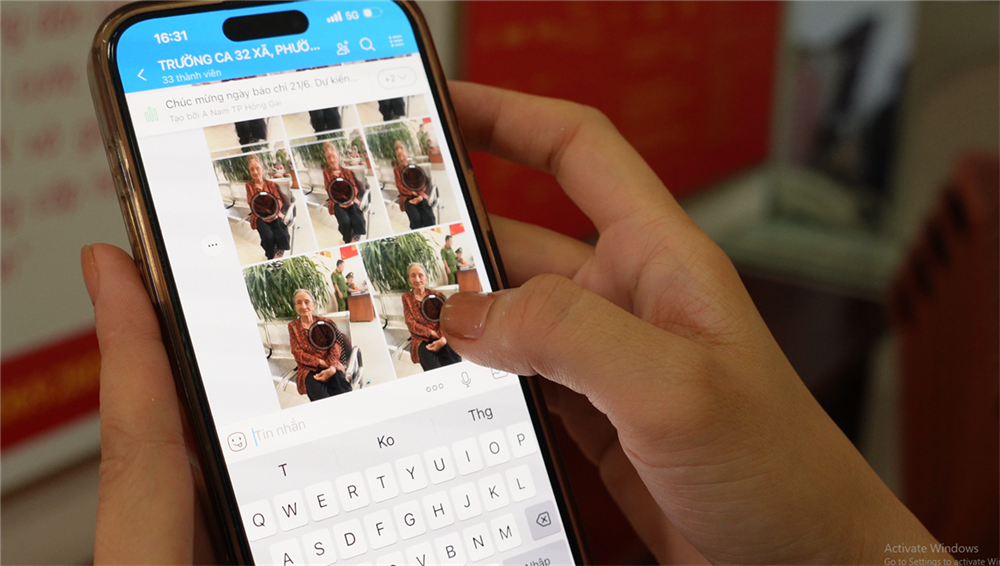 Công an phường Cao Xanh chụp ảnh ghi hình chân dung của cụ để gửi vào nhóm zalo của Trưởng Công an các phường, xã sau khi sáp nhập.