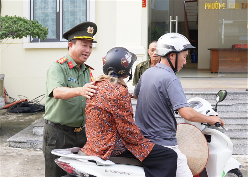 Gia đình cụ Nha đến đón cụ tại trụ sở Công an phường Cao Xanh.