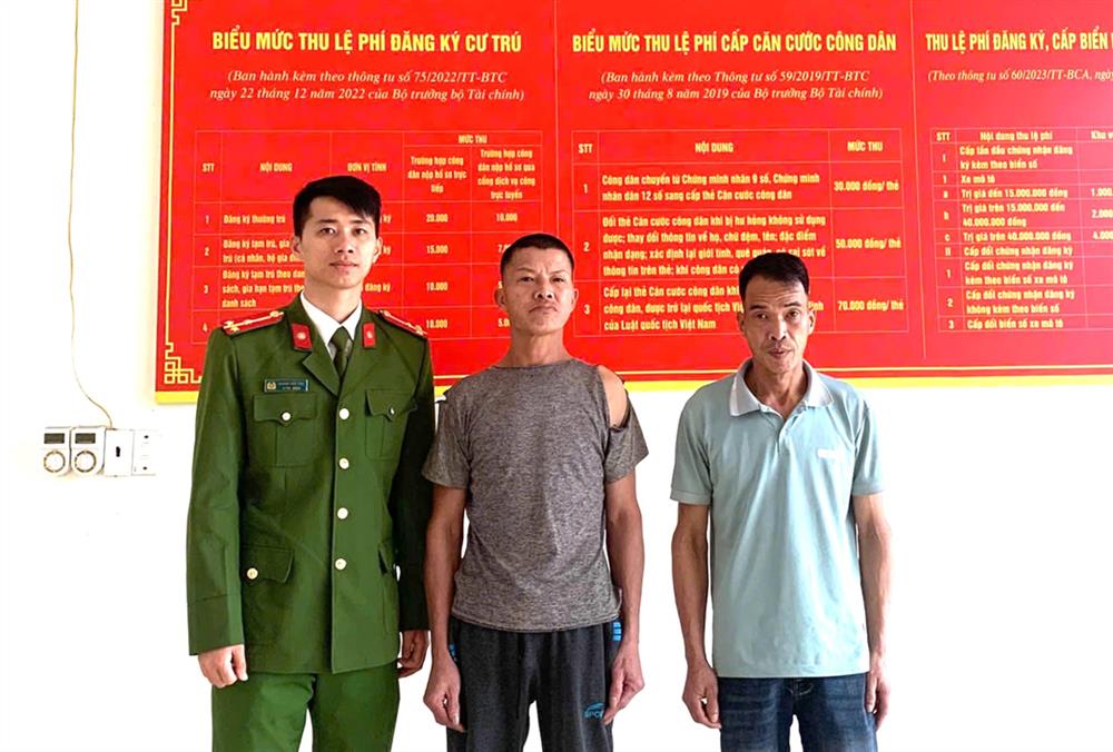 Công an phường Phong Hải giúp đỡ anh Triệu Văn Hùng về với gia đình an toàn.