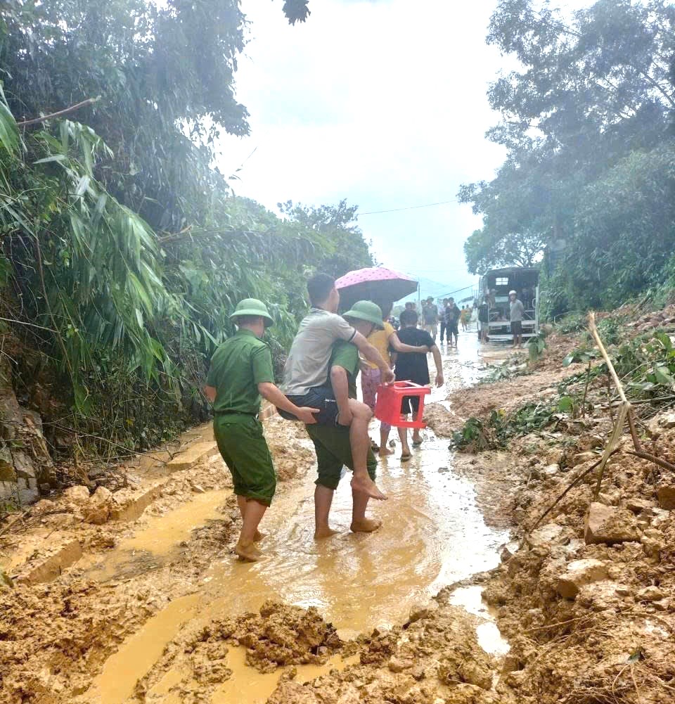 Công an xã Yên Định đưa người bị thương vượt đèo Vá đến địa phận xã An Bá.