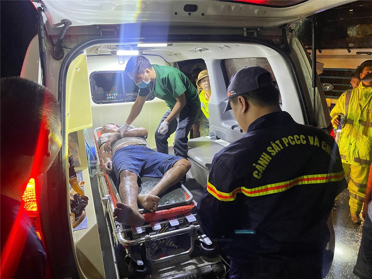 Lực lượng Công an cứu tài xế thoát nạn.