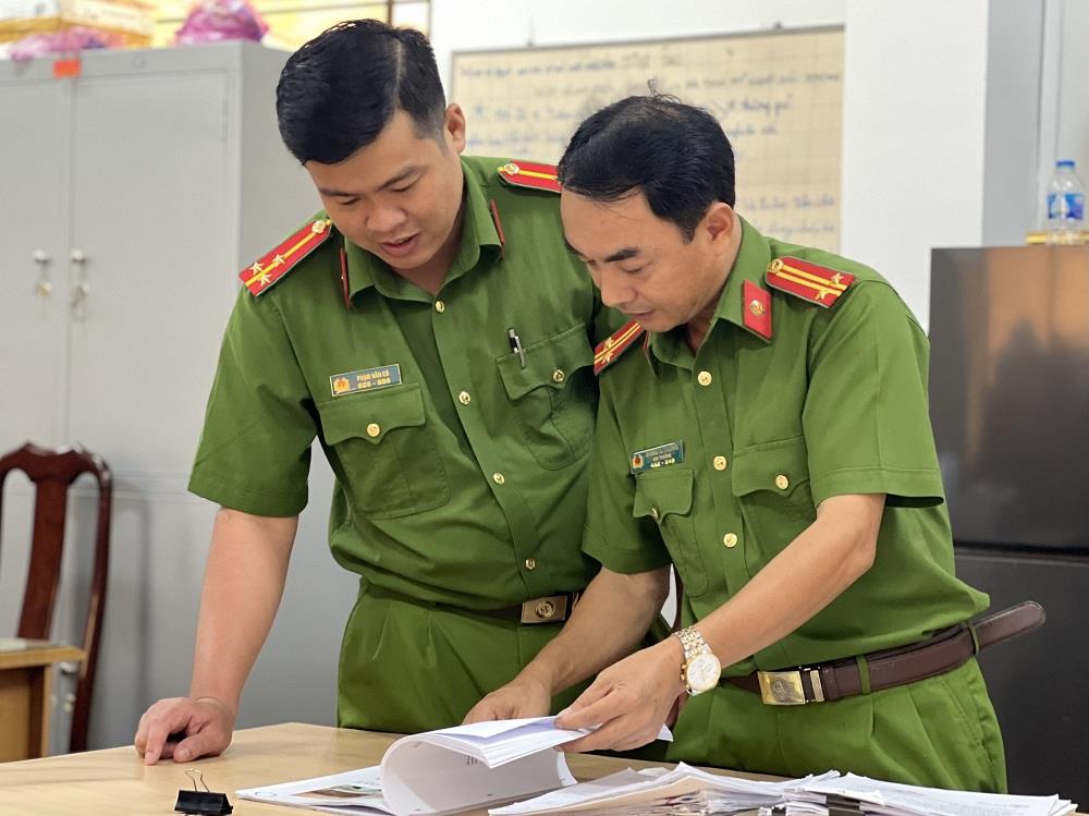 Trung tá Dương Tư Thường phối hợp cùng đồng đội tìm ra phương thức làm việc hiệu quả, nhanh chóng