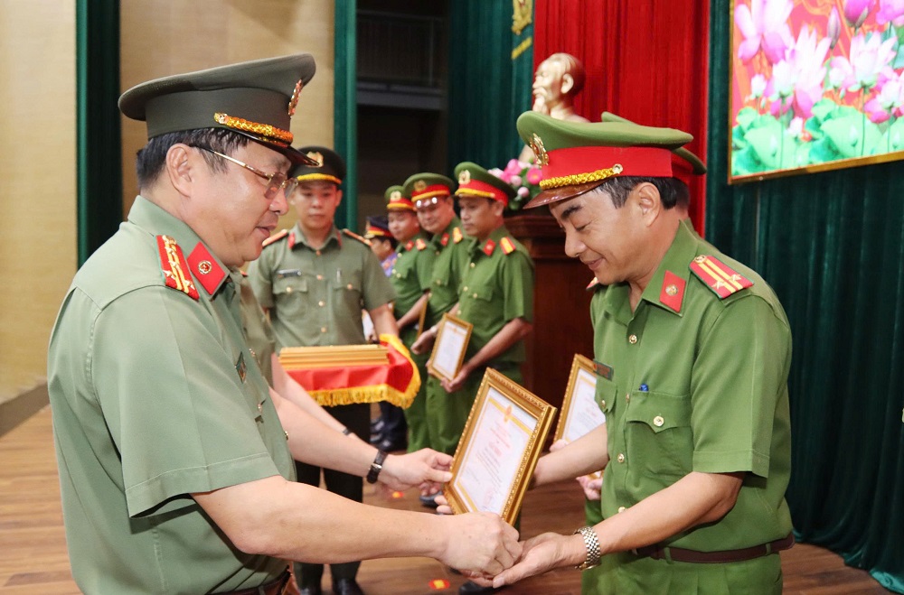 Trung tá Dương Tư Thường được Giám đốc Công an tỉnh An Giang khen thưởng với thành tích xuất sắc trong điều tra, khám phá nhanh một vụ án “Giết người”.