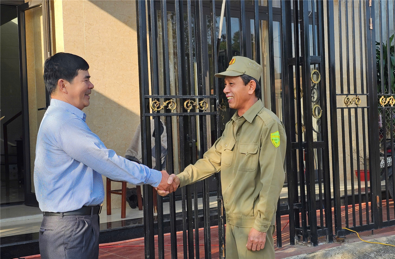 Ông Nguyễn Phúc gặp gỡ, nắm bắt tâm tư nguyện vọng của người dân trên địa bàn.