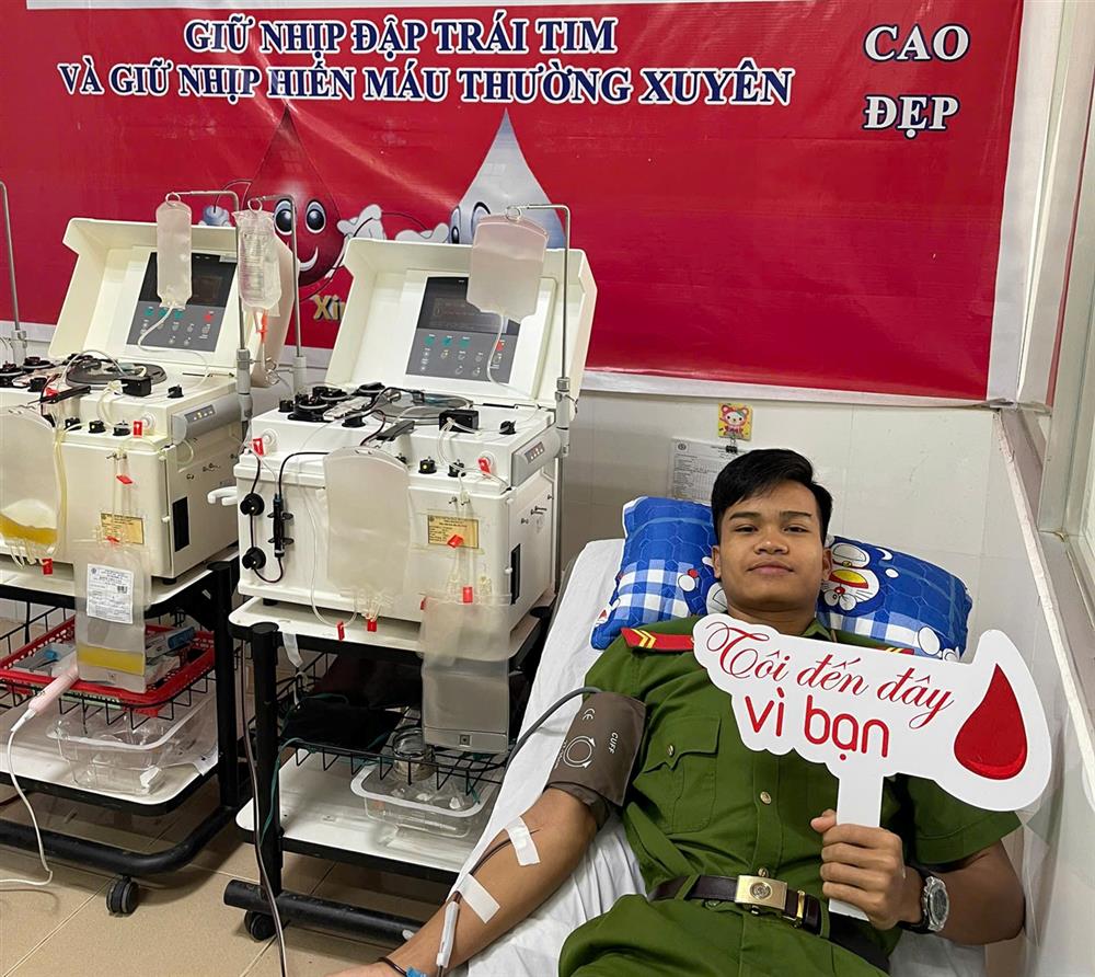 Trung sỹ Đinh Hoàng Vĩnh, Phòng Cảnh sát cơ động Công an tỉnh Quảng Ngãi tham gia hiến tiểu cầu cứu bệnh nhân trong đêm giao thừa.