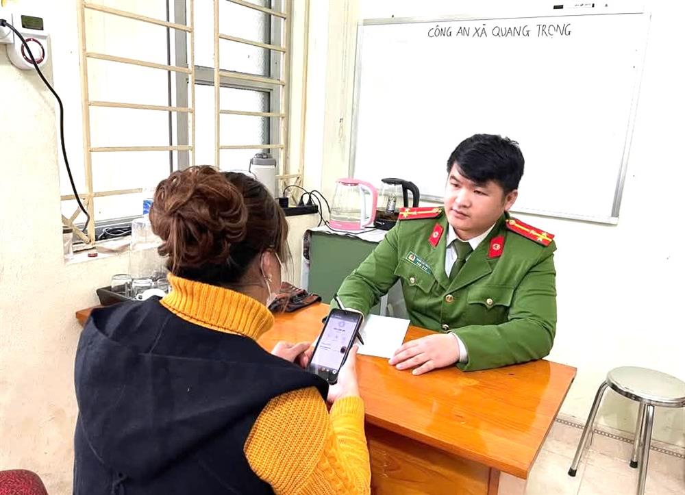 Cán bộ Công an xã Quang Trọng cảnh báo người dân tránh bị lừa đảo.
