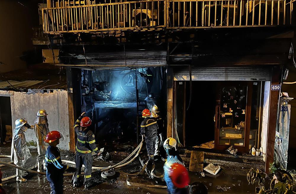 Lực lượng Cảnh sát phòng cháy, chữa cháy và cứu nạn, cứu hộ triển khai đội hình chữa cháy và cứu nạn, cứu hộ người bị mắc kẹt.