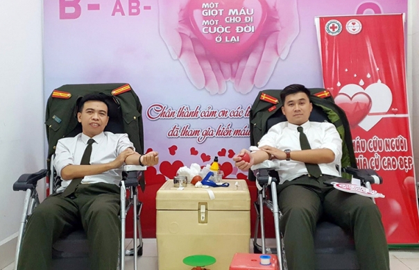 Thiếu tá Lê Hoài Nam và Trung úy Đàm Trí Tuệ kịp thời có mặt tại bệnh viện, hiến máu cứu sản phụ qua cơn nguy kịch.