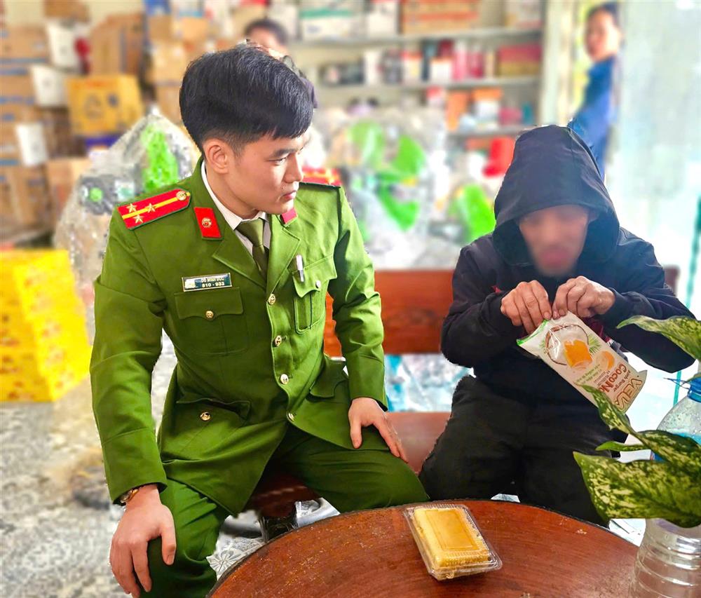 Cán bộ Công an xã Quảng Yên thăm hỏi, động viên ông T.