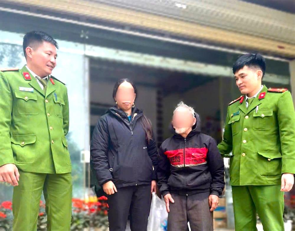 Cán bộ Công an xã Quảng Yên giúp đỡ ông T liên hệ về với gia đình an toàn.