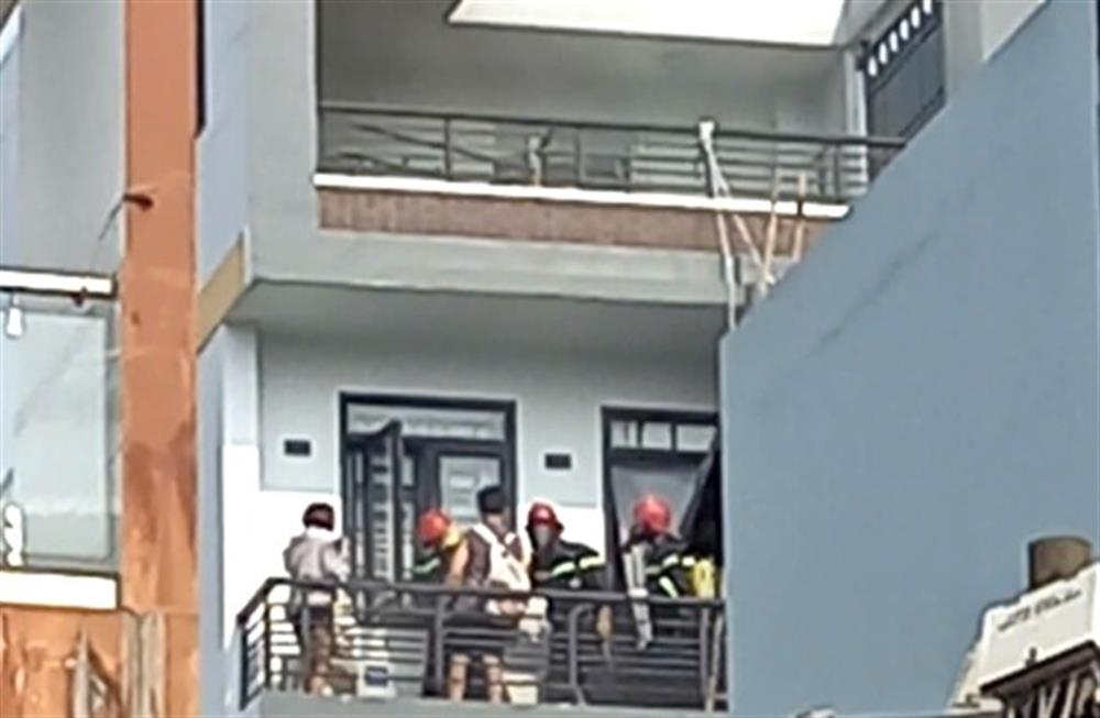 Lực lượng Cảnh sát phòng cháy, chữa cháy và cứu nạn, cứu hộ đưa nạn nhân ra ngoài an toàn.