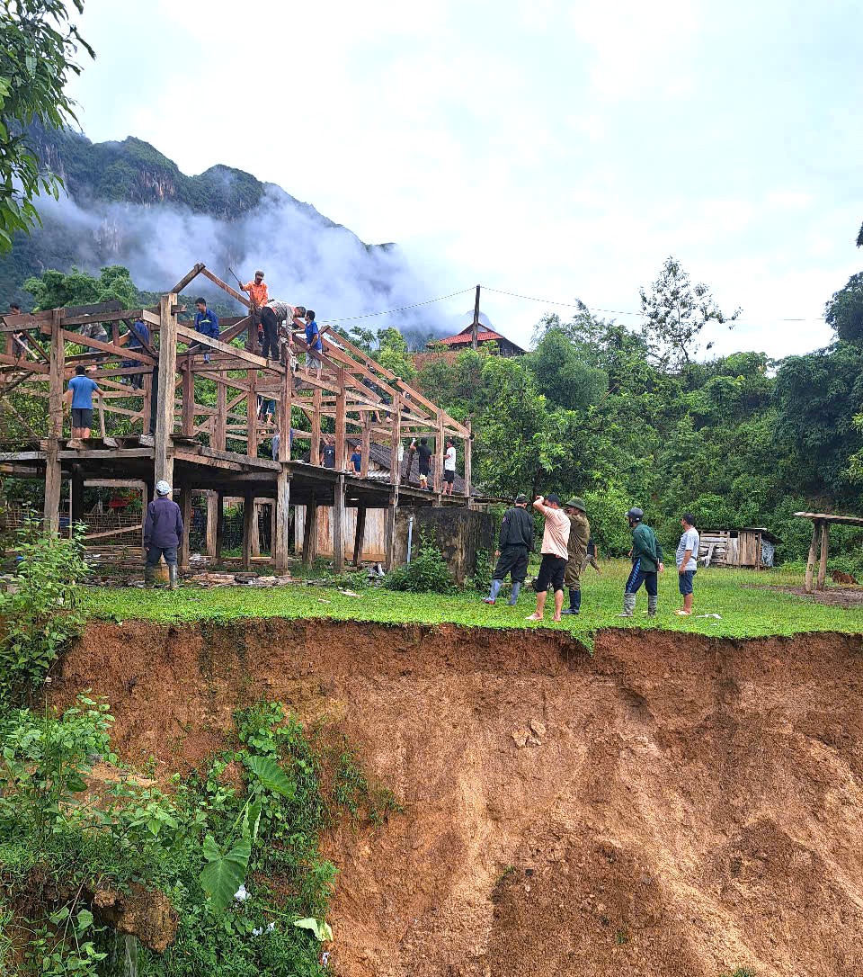 Trước ảnh hưởng do mưa lớn kéo dài Công an xã Mường Chiên và lực lượng tại chỗ đã hỗ trợ gia đình di chuyển tới nơi an toàn.