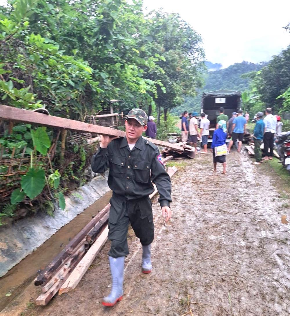 Các cán bộ, chiến sĩ Công an xã hỗ trợ gia đình di chuyển tài sản.