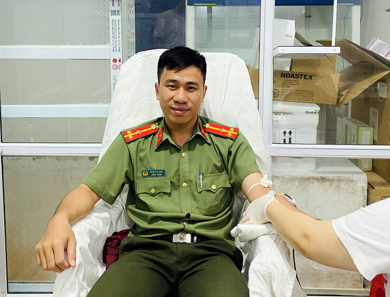 Thượng úy Phạm Việt Đức tình nguyện hiến máu cứu người.