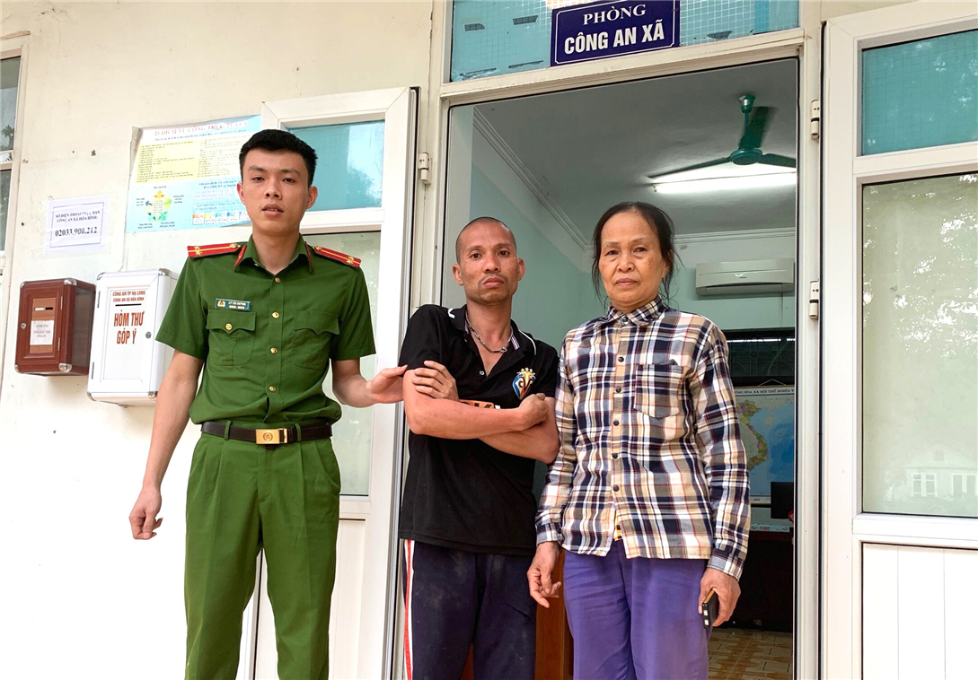 Công an xã Hoà Bình bàn giao anh Đặng Thế Hưng về gia đình.