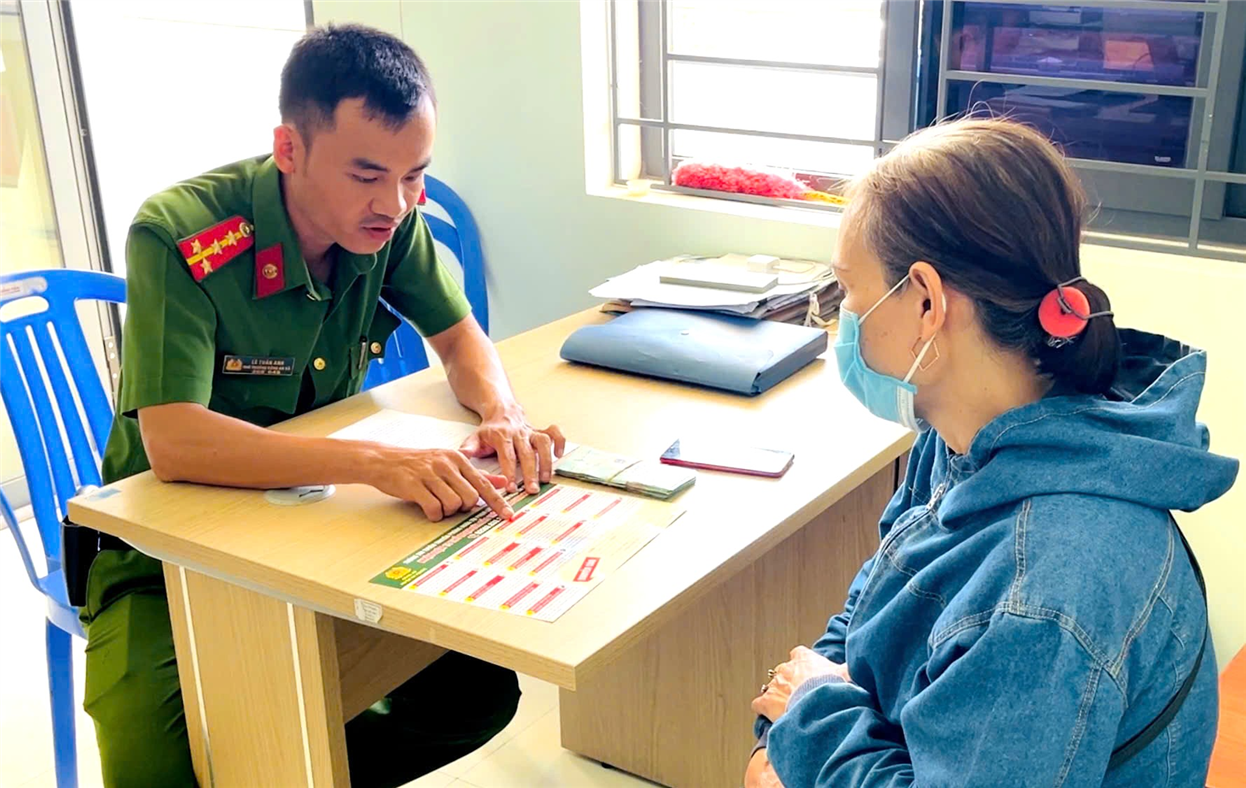 Công an xã Phước Sơn giải thích, tuyên truyền giúp chị B.T.N.T hiểu về các thủ đoạn lừa đảo.