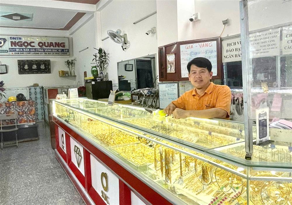 Chủ tiệm vàng Ngọc Quang tích cực phối hợp với Công an ngăn chặn vụ lừa đảo.