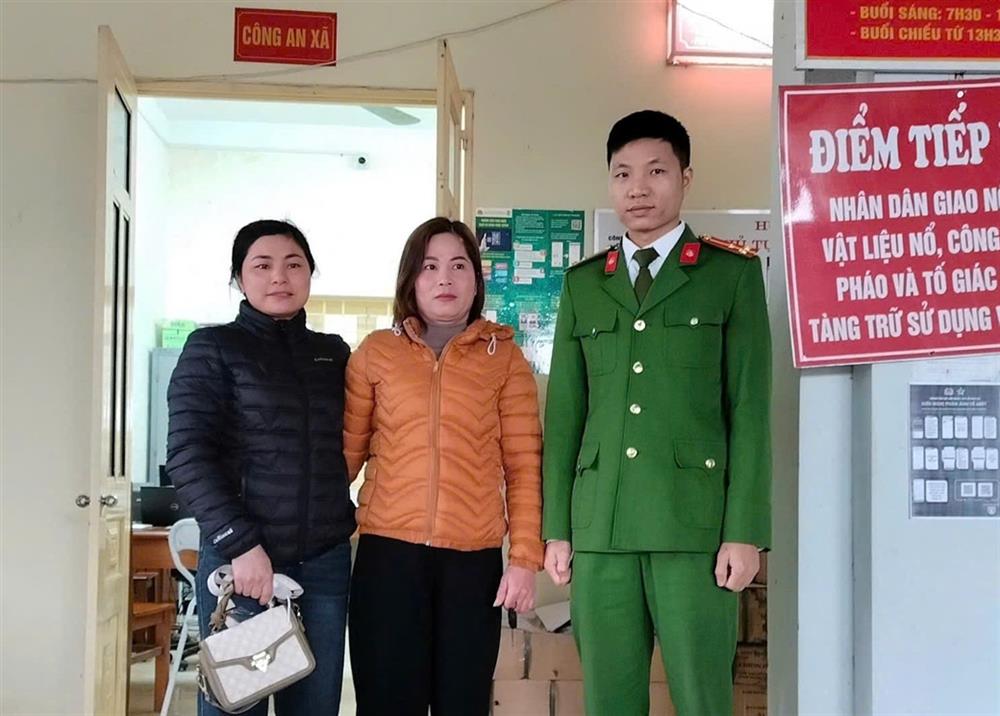 Chị Nông Thị Thanh trao trả 200 triệu đồng cho chị Nguyễn Thị Thanh tại trụ sở Công an xã Ngọc Hội.