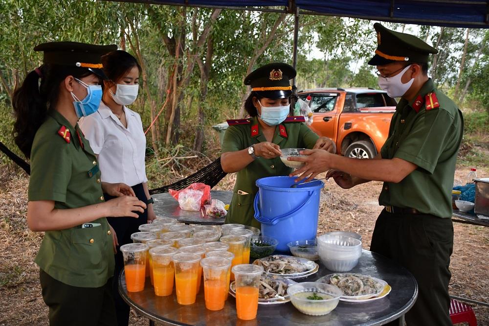 Thiếu tá Đỗ Thị Thu Hà cùng đoàn viên, thanh niên, hội viên phụ nữ hỗ trợ bữa ăn cho cán bộ tại các chốt phòng chống dịch bệnh Covid-19.