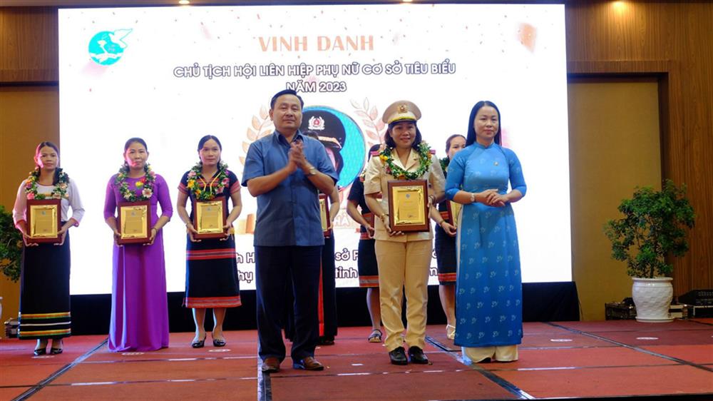 Thiếu tá Đỗ Thị Thu Hà được Hội Liên hiệp Phụ nữ tỉnh Quảng Nam vinh danh Chủ tịch Hội phụ nữ tiêu biểu.